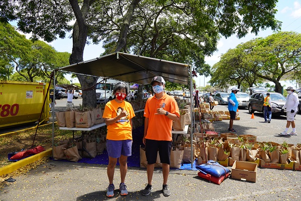 Jared Kawatani '17 with his mother, Gail Kawatani, at a Hawaii Foodbank event