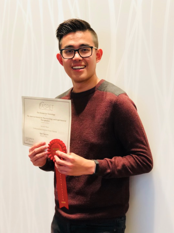 Jason Nguyen (Pharmacy '21) with award from Experimental Biology 2018 Meeting
