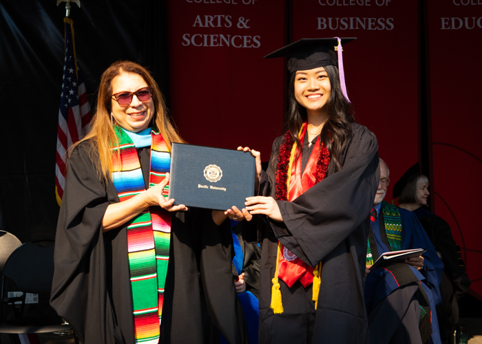 Jing Ting Gan receives award at August commencement