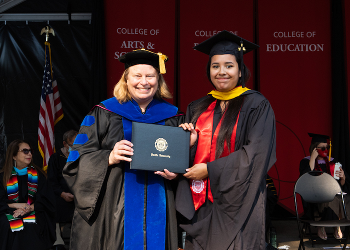 Diana Vazquez receives award at August commencement