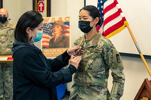 Esther Kim (right) receiving military award.