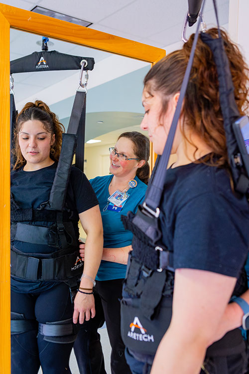 Jamie Condiss PT '19 works with a patient