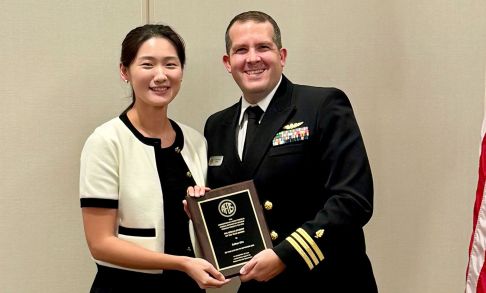Esther Kim OD '26 Receives Award From Adam Preston