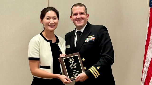Esther Kim OD '26 Receives Award From Adam Preston