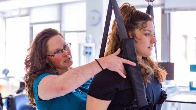 Jamie Condiss PT '19 Works With A Patient