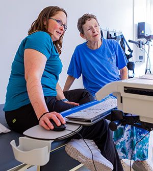 Jamie Condiss PT '19 discusses a treatment plan with a patient.