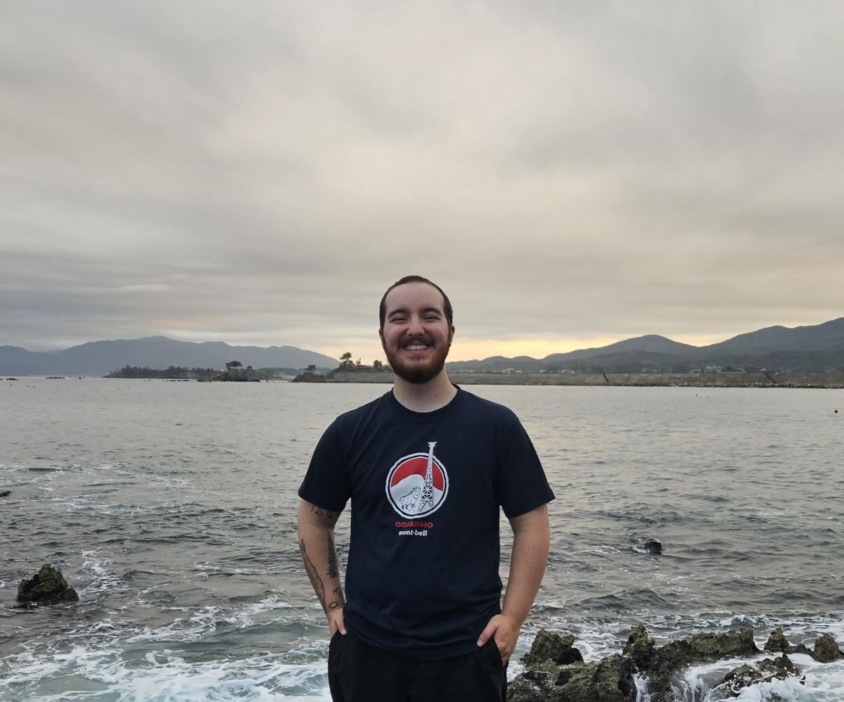 Pacific alumnus Eli Harold by the ocean