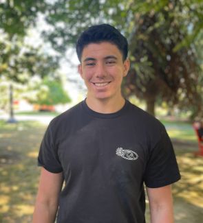 Photo of peer tutor Zach Shapira