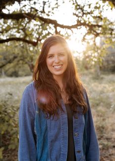 Headshot of JeanneAnn Faris Comiskey